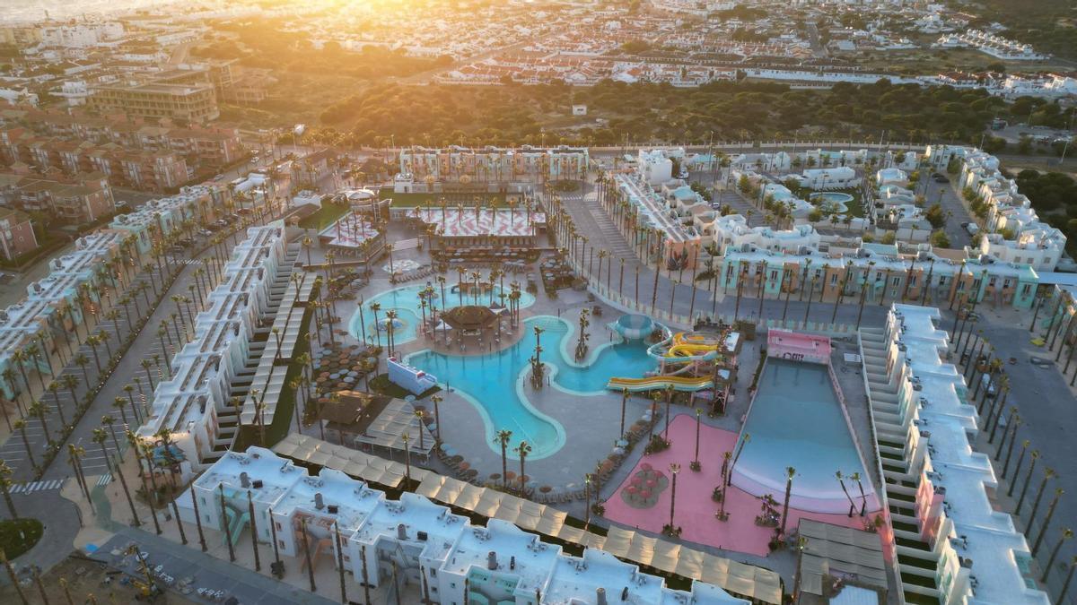 Así es el hotel de playa cerca de Sevilla que tiene su propia ‘mini ciudad’ en el interior: con tren turístico, parque acuático y piscina de olas