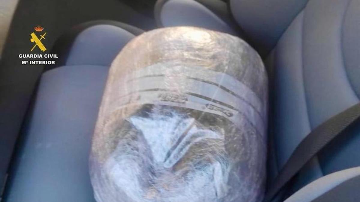 Droga interceptada en el interior del vehículo.