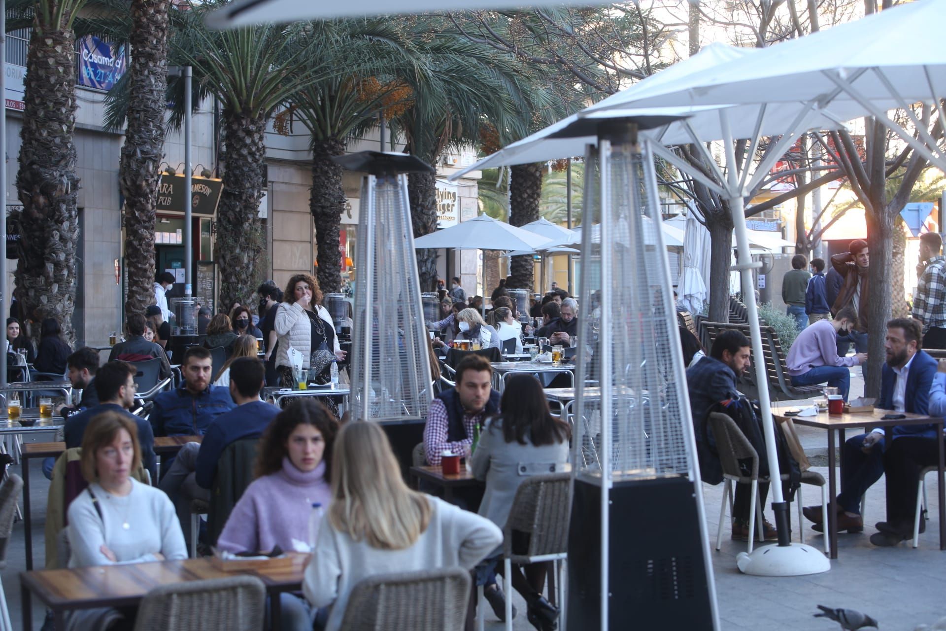 "Mañaneo" en el centro de Alicante ante el toque de queda en Nochebuena