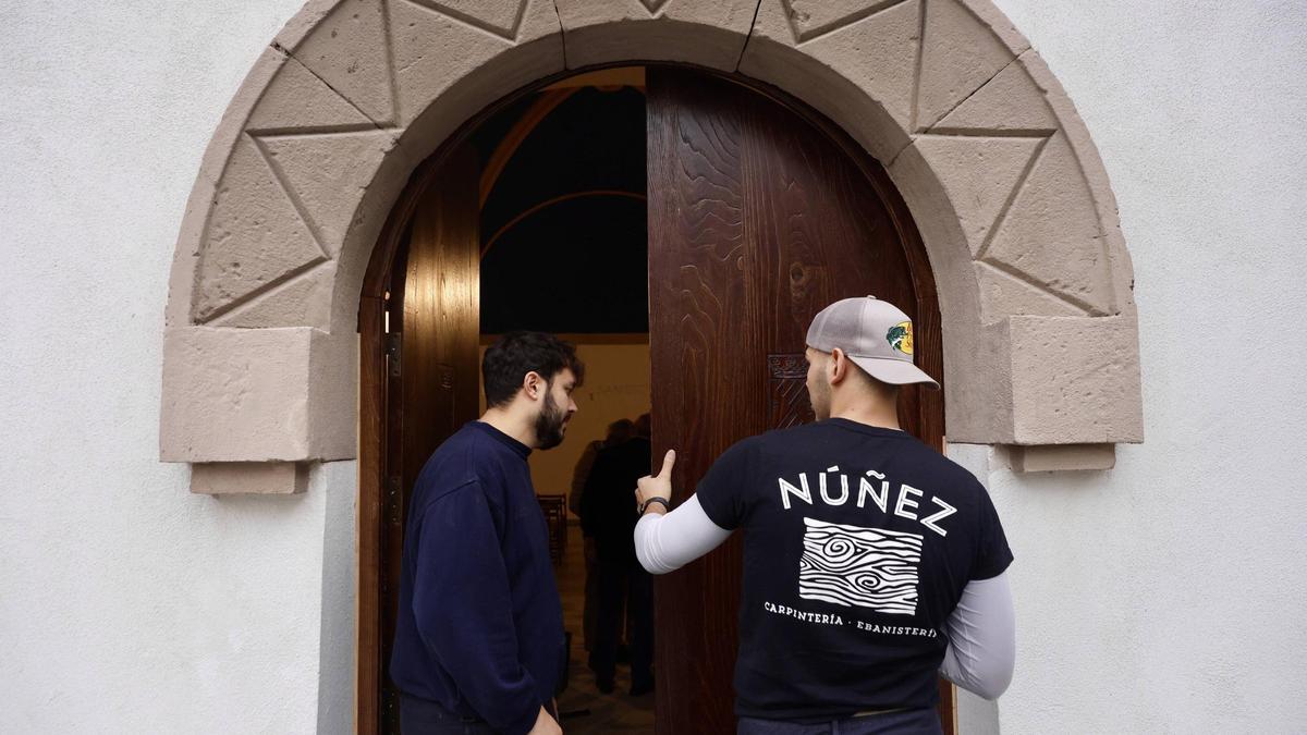 Todo listo para la inauguración: La capilla de San Esteban del Mar estrena puerta y ya luce el escudo del marquesado del Natahoyo (en imágenes)