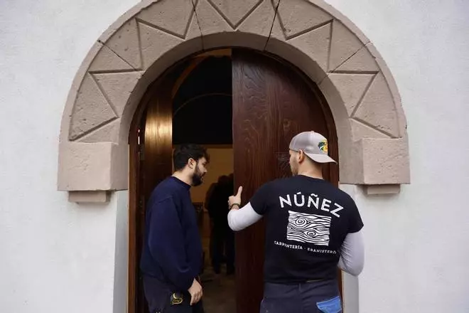 Todo listo para la inauguración: La capilla de San Esteban del Mar estrena puerta y ya luce el escudo del marquesado del Natahoyo (en imágenes)