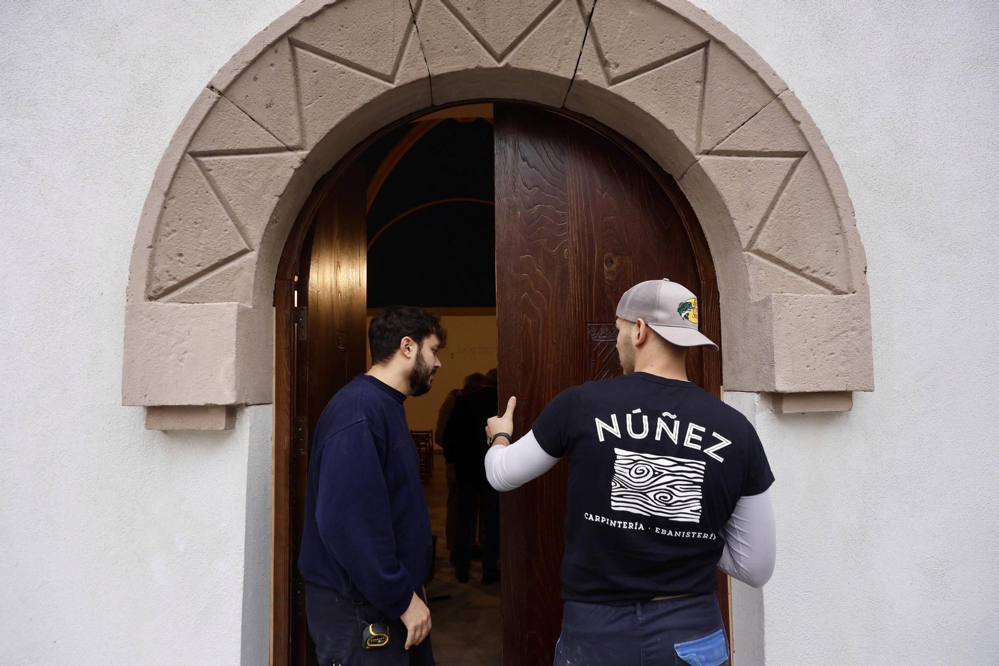Todo listo para la inauguración: La capilla de San Esteban del Mar estrena puerta y ya luce el escudo del marquesado del Natahoyo (en imágenes)