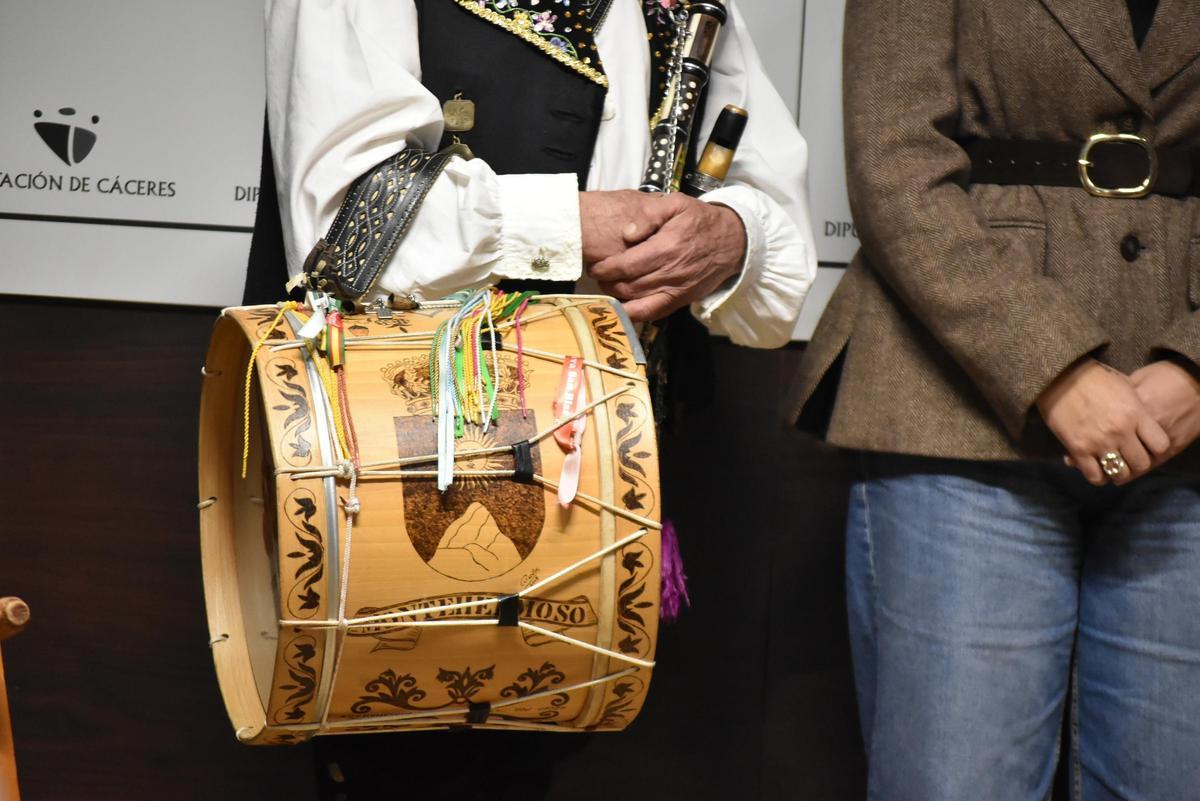 Fotogalería | Los Negritos de Montehermoso se presentan en la Diputación de Cáceres