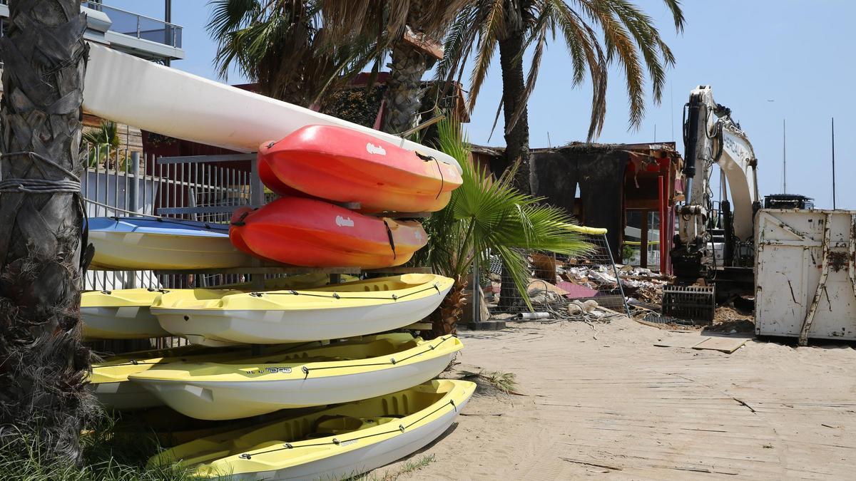 Barcelona derriba el chiringuito del restaurante playero Red Fish