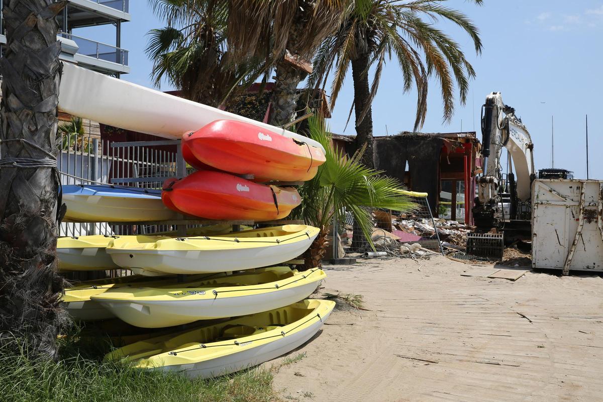 Barcelona derriba el chiringuito del restaurante playero Red Fish