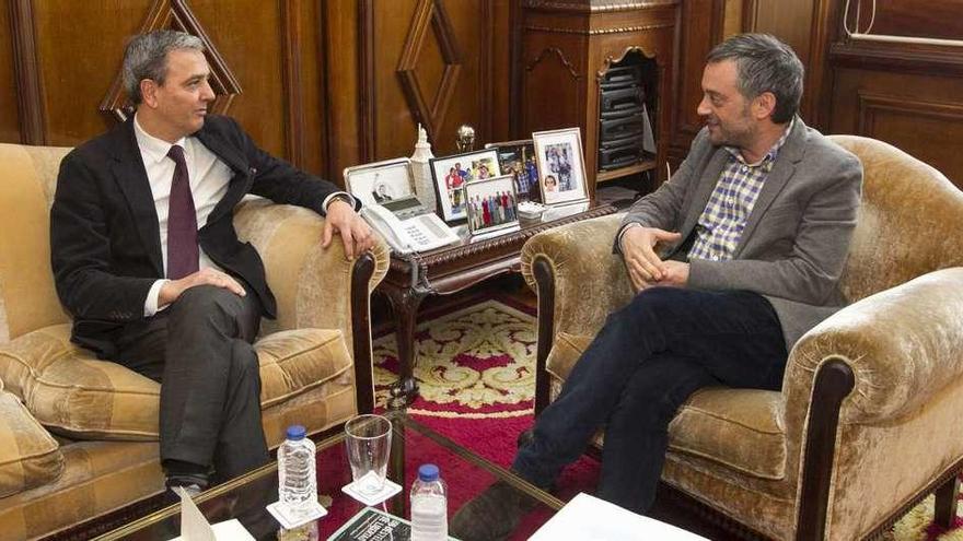 José Manuel Garcia y Xulio Ferreiro, reunidos ayer en el despacho del alcalde.