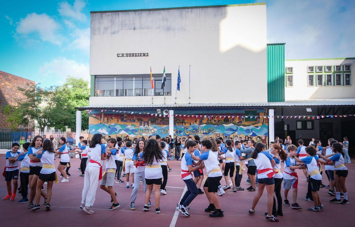 Alumnos del CEIP Guadiana realizando una danza folclórica italiana por el Día Europeo de las Lenguas, esta mañana.