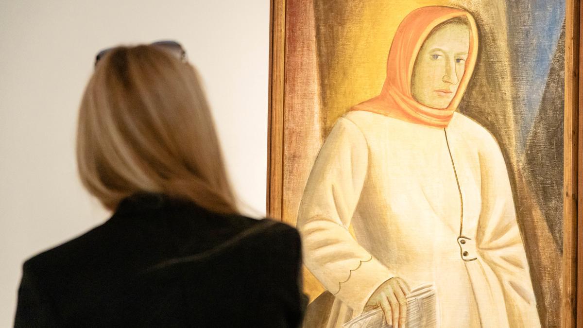 Una mujer observa una de las obras de la exposición ‘En el ojo del huracán’, en el Museo Nacional Thyssen-Bornemisza.