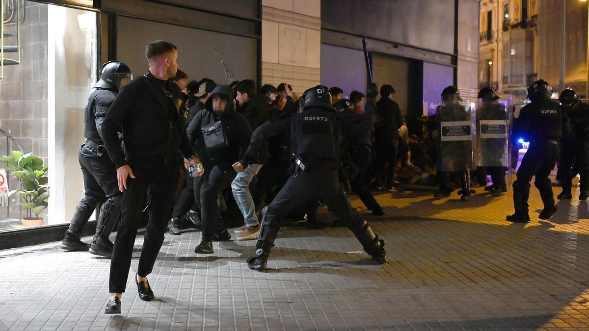 Más de 100 detenidos en Barcelona por la violenta protesta juvenil que ha dejado 14 comercios saqueados
