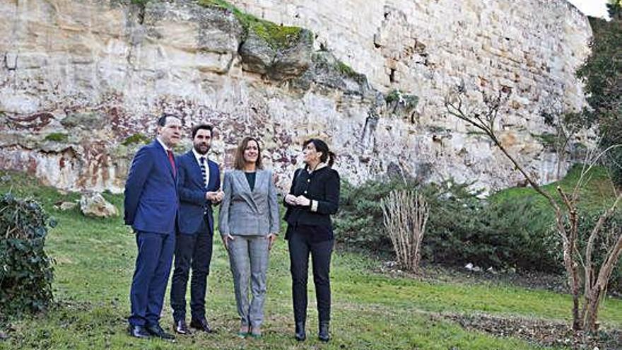 Ángel Blanco, Antidio Fagúndez, Virginia Barcones y Ana Sánchez visitan la muralla.