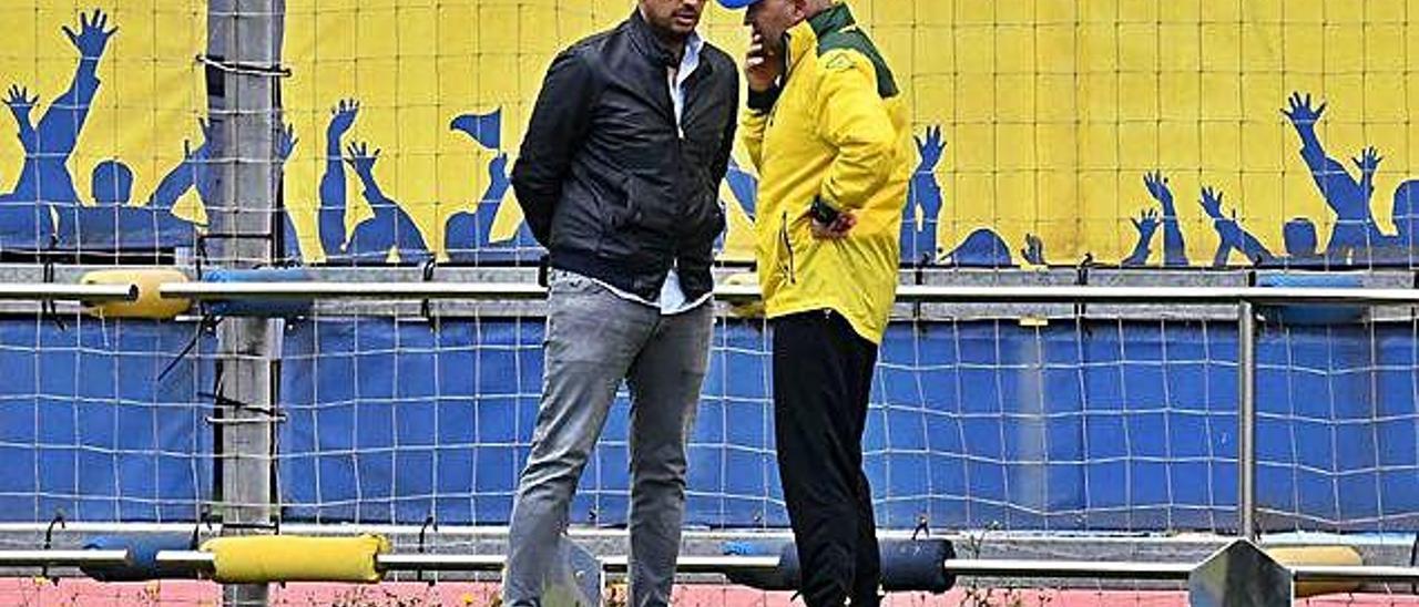 Rocco Maiorino, director deportivo de la UD Las Palmas, y Pepe Mel, técnico del equipo, charlan durante el entrenamiento que tuvo lugar el pasado 25 de abril en el El Hornillo.