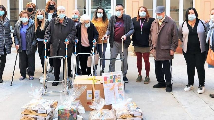 Representants de l&#039;escola amb avis de la residència Sant Jaume i els jocs