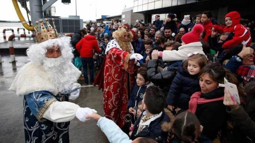 La llegada de los Reyes Magos ayer al aeropuerto de Asturias.