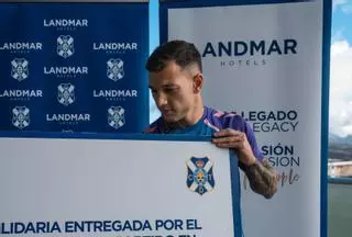 El canterano César se hace dueño del lateral derecho del CD Tenerife