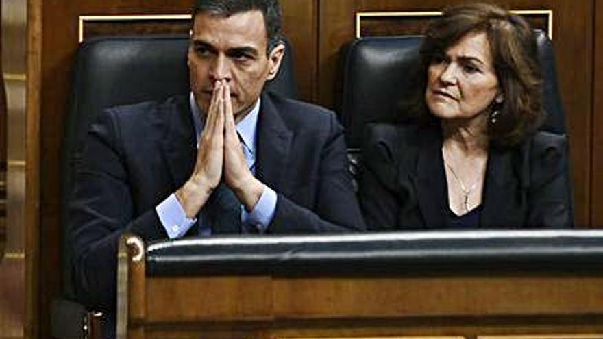 El president del Govern en funcions, Pedro Sánchez, i la vicepresidenta en funcions, Carmen Calvo, al Congrés.