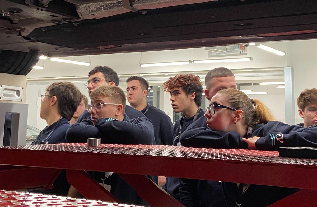 Los alumnos de UNIVERSAE durante una visita a Ferrari.
