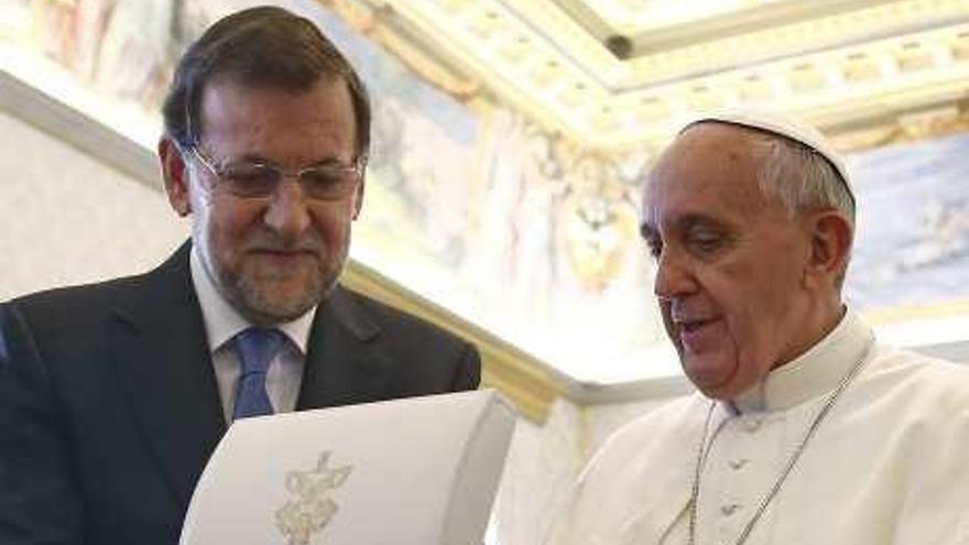 Rajoy, ayer, junto al Papa Francisco en el Vaticano.