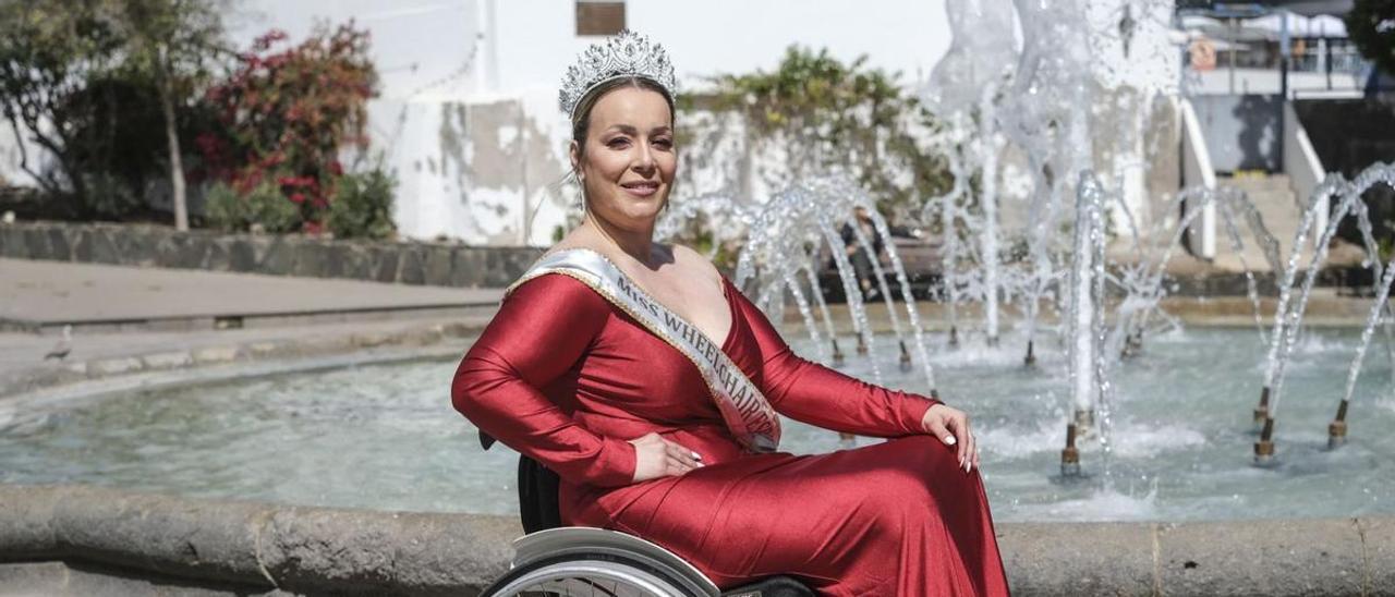 Silvia Arbelo posa con su corona y la banda de Miss Wheelchair España hace unos días en los jardínes del parque Doramas en la capital grancanaria.