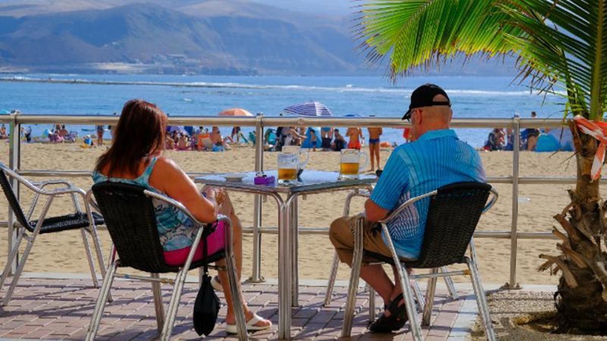 Turistas en la playa de Las Canteras de la capital grancanaria.