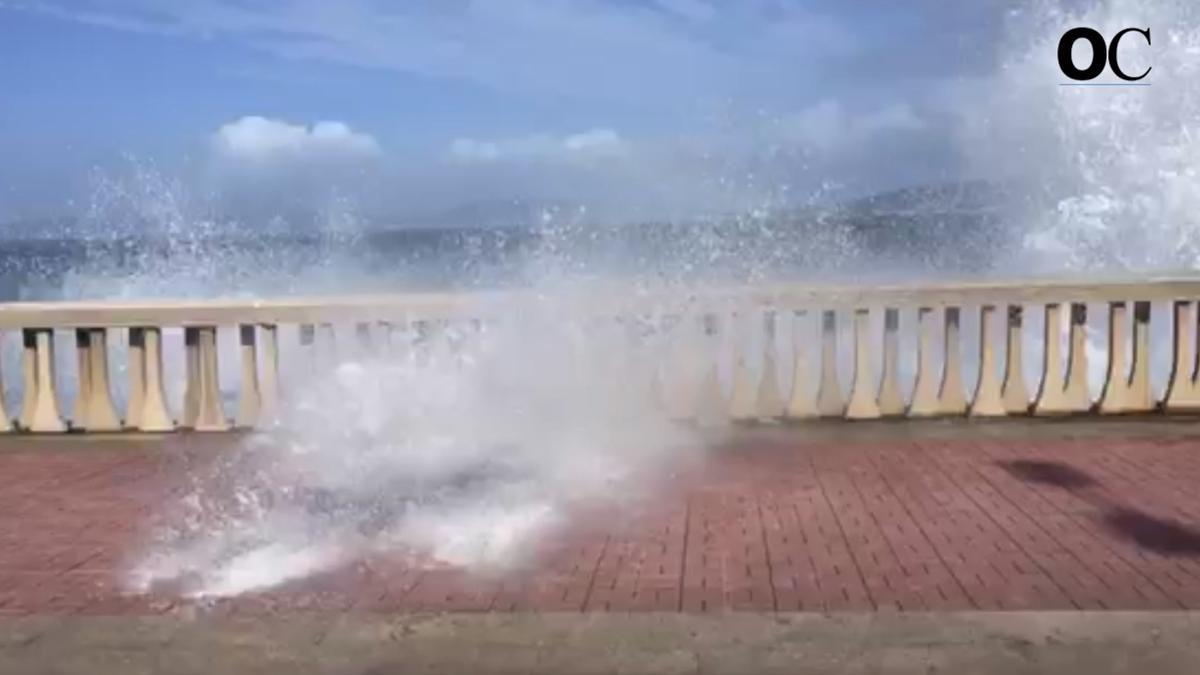 El oleaje alcanza el paseo marítimo en Orillamar.