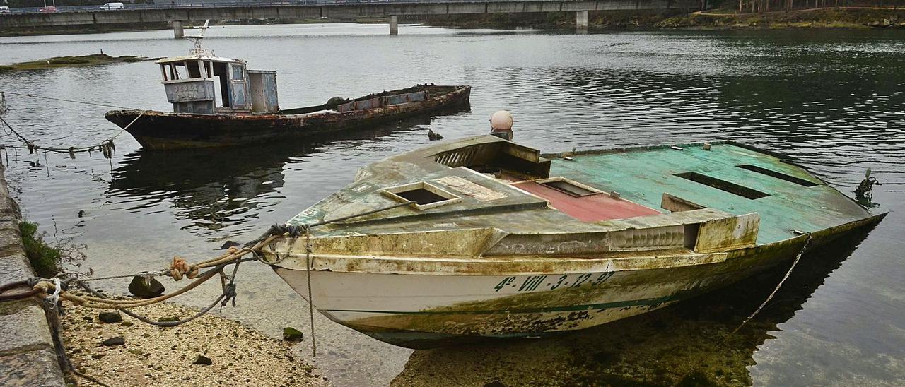 Dos de las tres embarcaciones abandonadas que hay junto a la punta de O Ariño, en Vilanova, ayer.   | // NOÉ PARGA