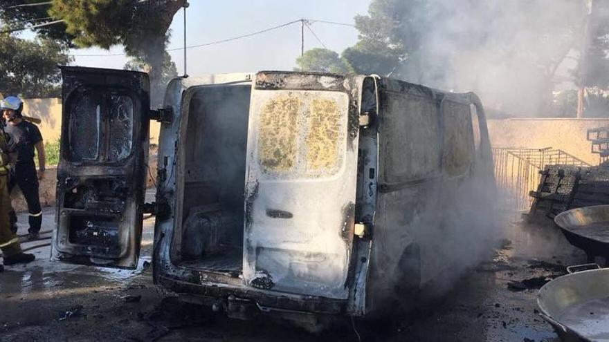 Un fuego calcina una furgoneta de una empresa que cocina paellas gigantes