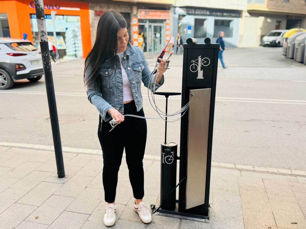 Hernández Benítez junto a la estación instalada en Juan Carlos I.