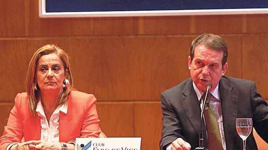 Abel Caballero, junto a la número dos del PSOE, Carmela Silva, que presentó su intervención en el Club FARO.  // J. Lores