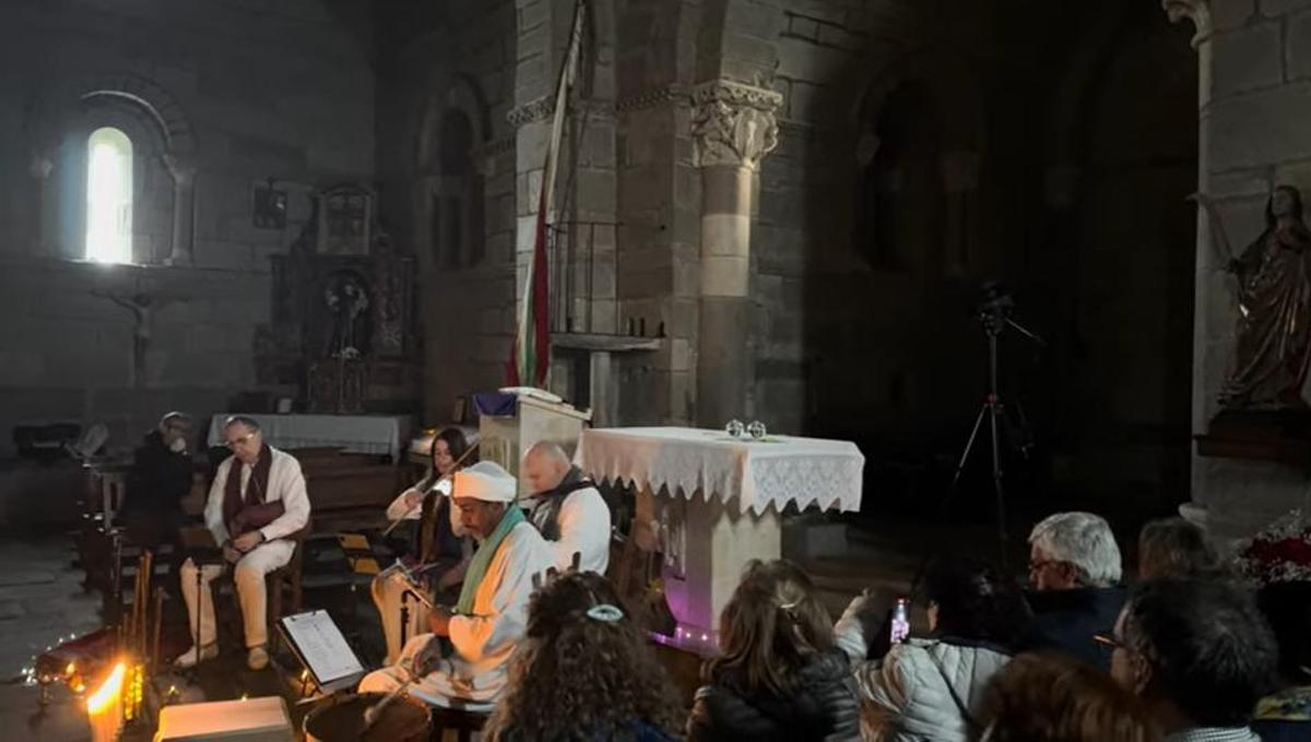 El "Concierto de la Luz" en el monasterio de Santa Marta de Tera con el capitel aún iluminado.