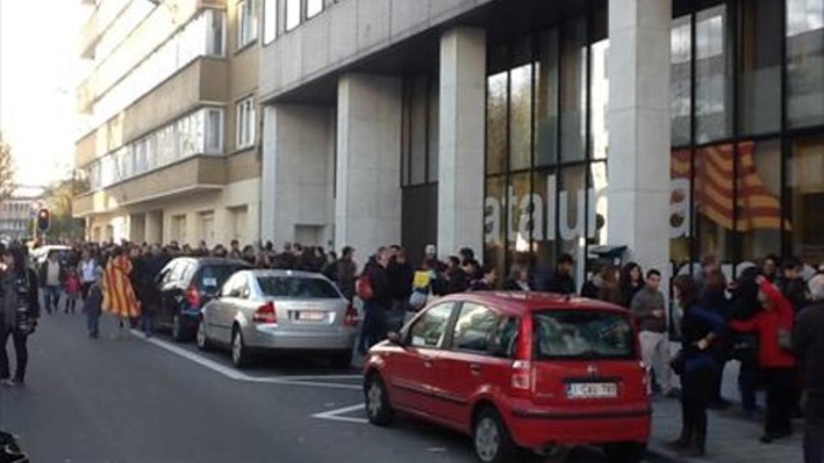 Cola de ciudadanos ante la delegación de la Generalitat en Bruselas para votar el 9-N.