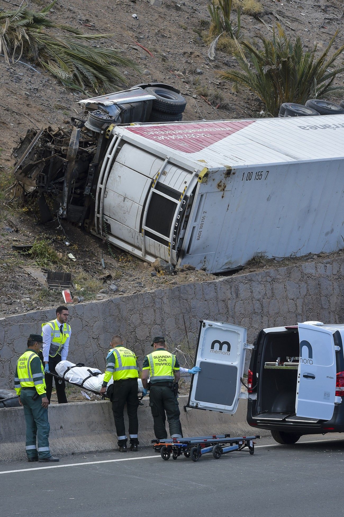 Accidente de un camión en una ladera cerca de La Laja