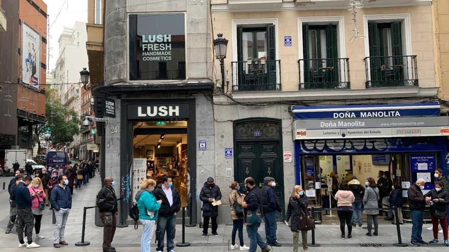 Primeras filas para comprar la lotería de Navidad en Doña Manolita.