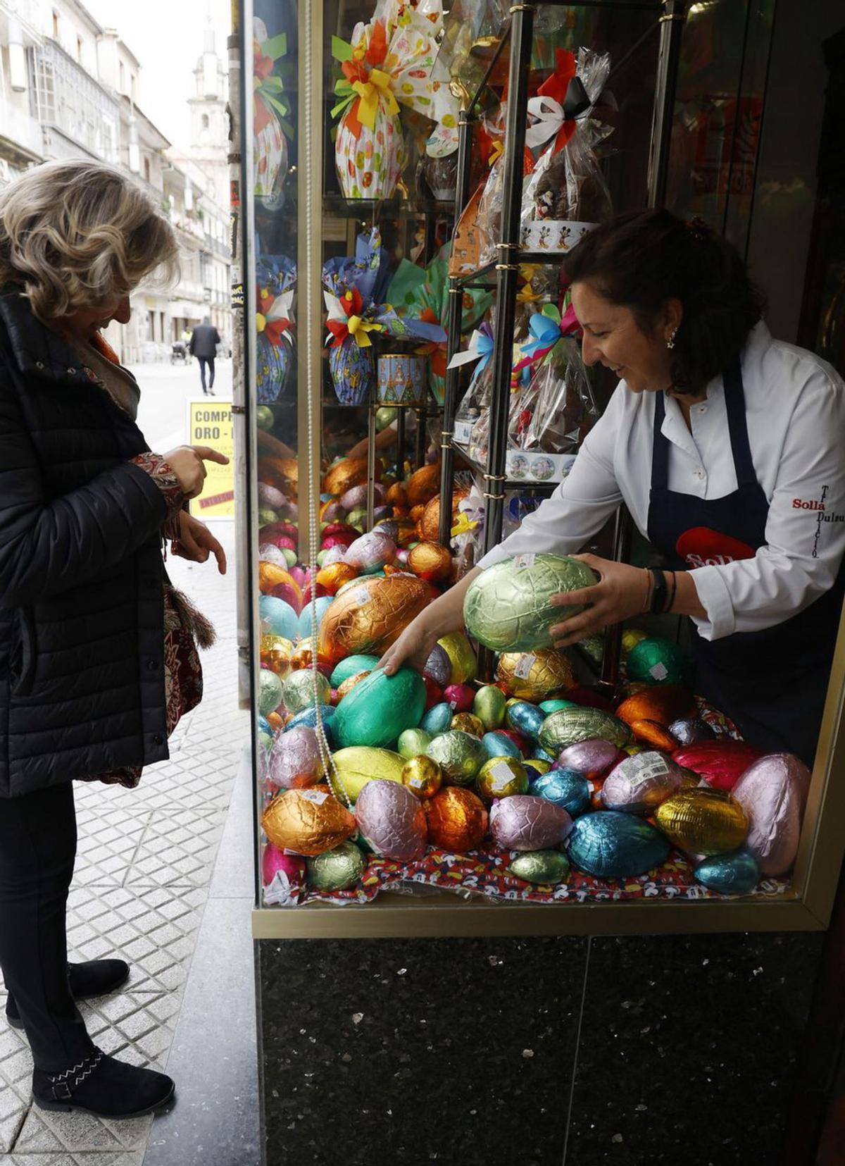 Las hermanas Fariña montando monas de Pascua en La Artesa. | // GUSTAVO SANTOS
