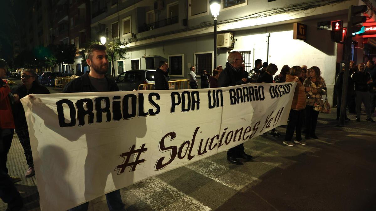 Protesta y cacerolada en Orriols, celebrada ayer por la tarde.