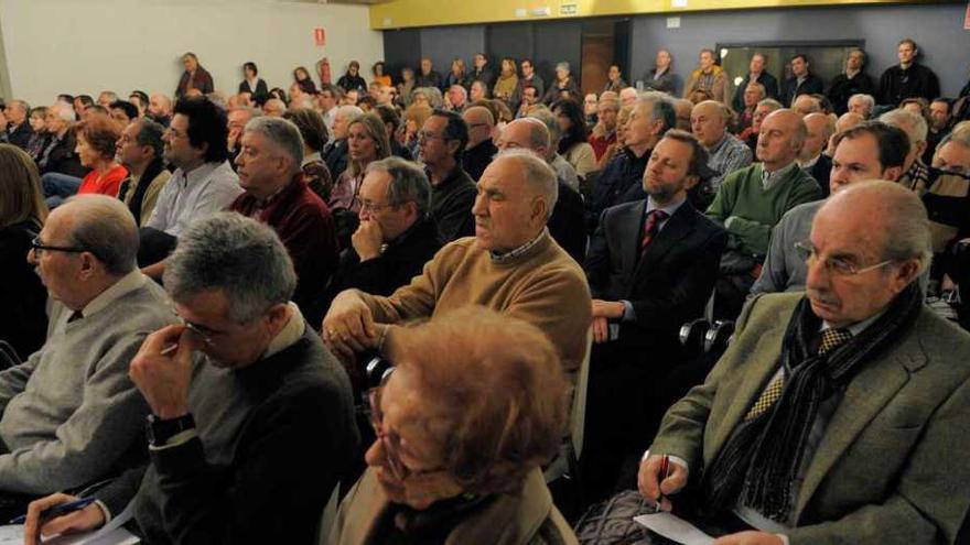 Público asistente a la mesa redonda sobre Estado autonómico e igualdad fiscal, que llenó la sede del Club Prensa Asturiana.