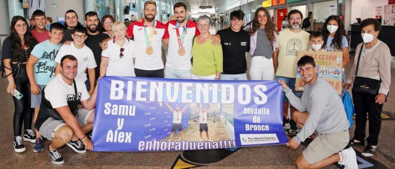 Los medallistas cangueses junto a las personas que los recibieron ayer en Peinador. | // MARTA G. BREA