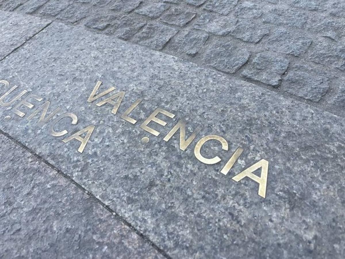 Nombre de la ciudad de Valencia (sin acento) en el Kilómetro 0 de la Puerta del Sol