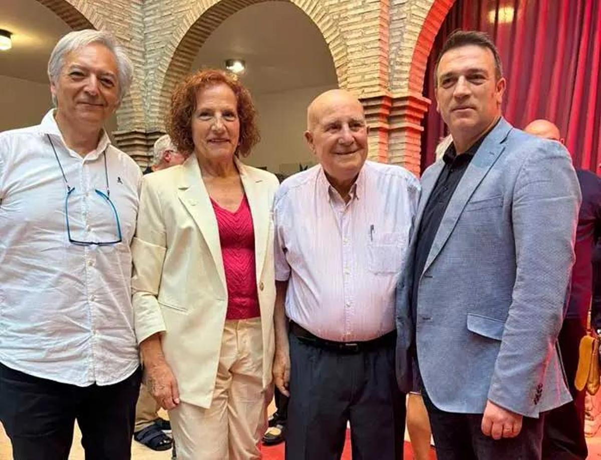 Enrique (segundo por la derecha) junto a los demás alcaldes de la democracia en Enguera.