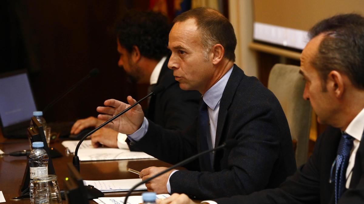 El presidente, Christian Lapetra, en el centro, durante una junta de accionistas del Real Zaragoza.