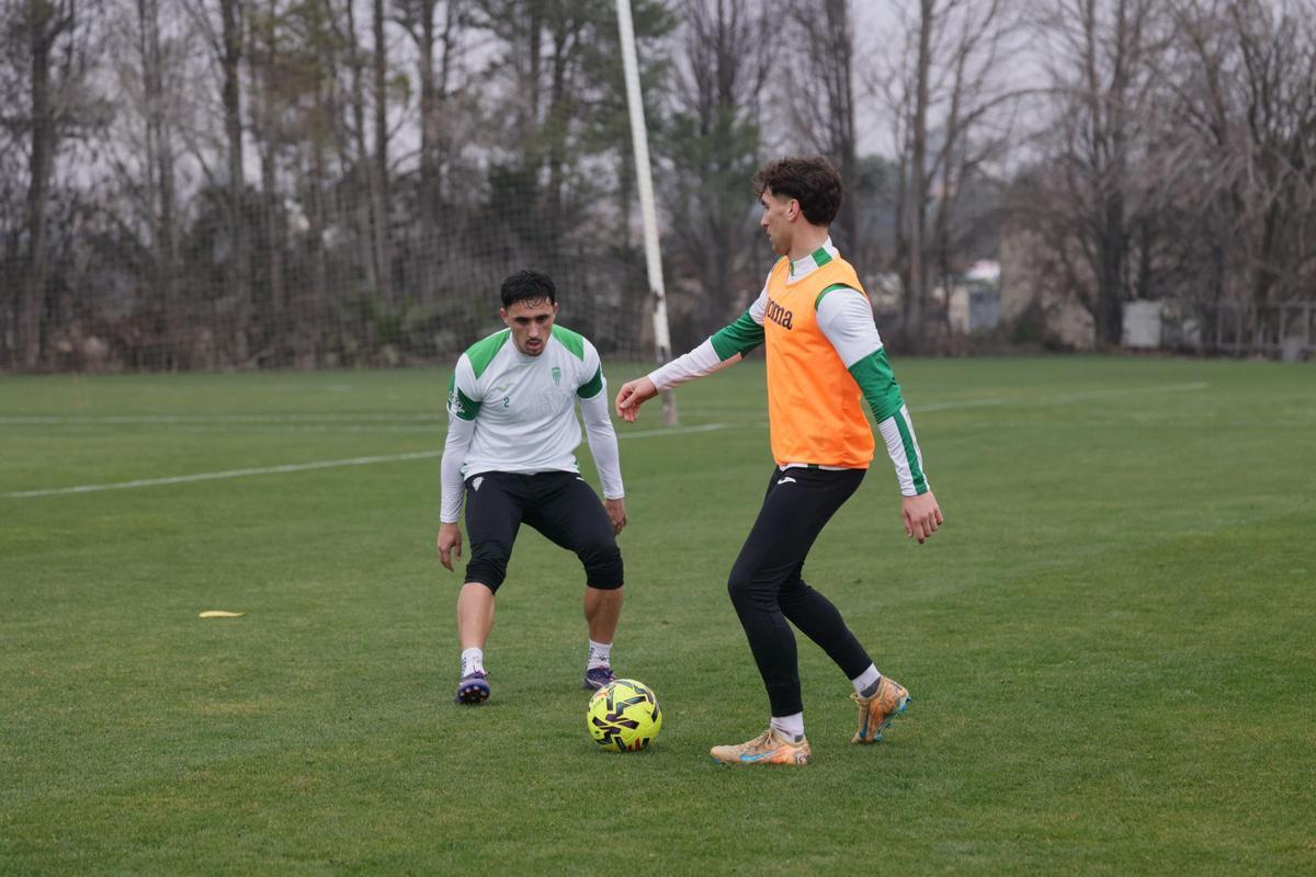 Ignasi Vilarrasa, ante Percan, durante el entrenamiento del Córdoba CF, este jueves.