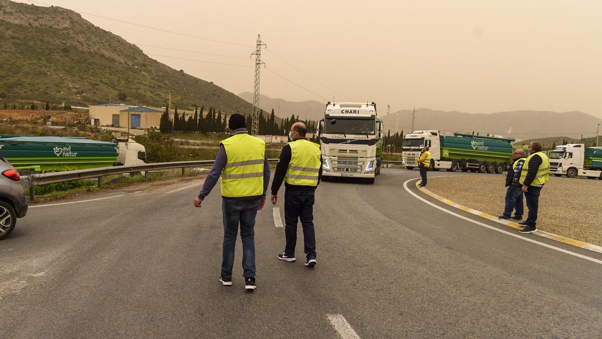 Piquete de trasportistas en el acceso a Escombreras.