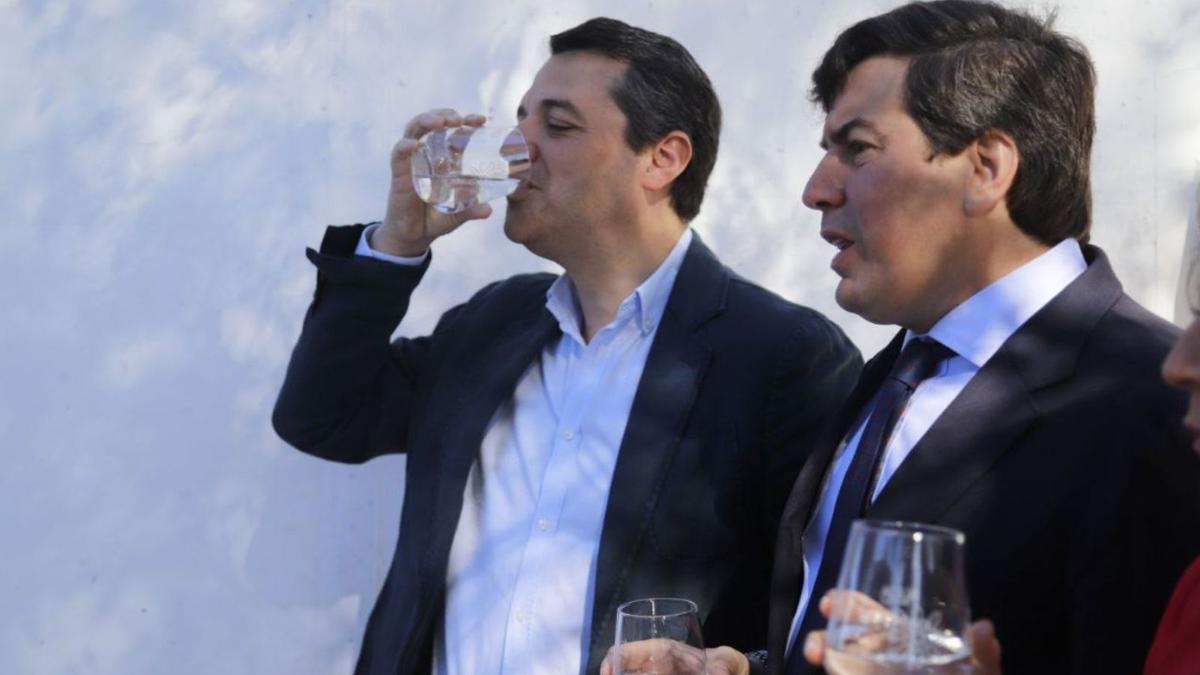 José María Bellido y Jesús Coca beben agua de la nueva depuradora de Cerro Muriano.