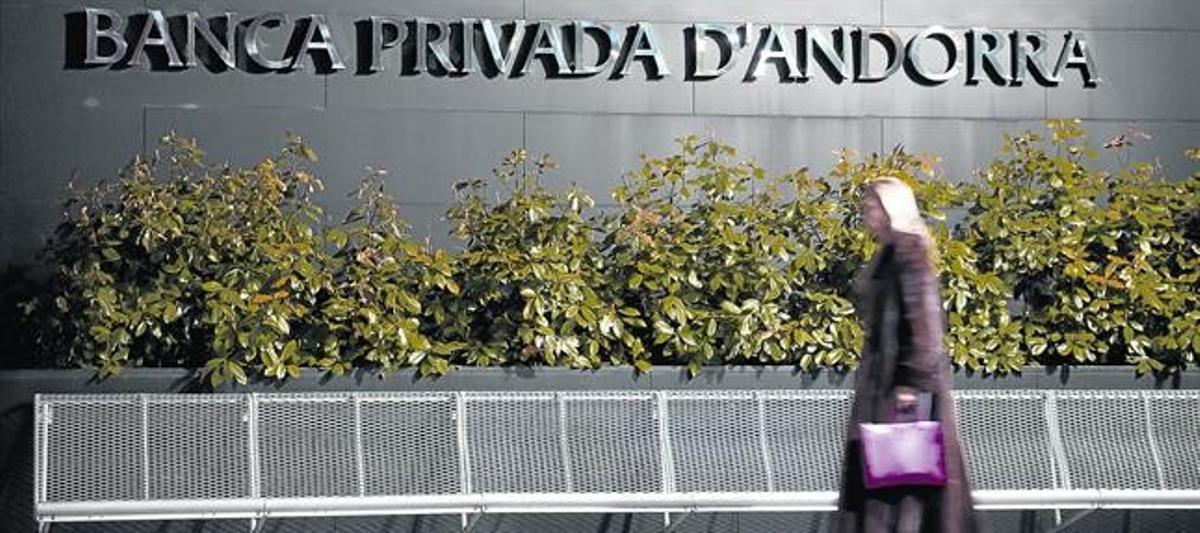 Una dona passa per davant de la seu de la Banca Privada d’Andorra.