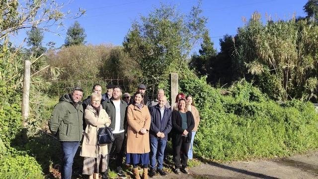 Representantes del BNG junto a los terrenos de As Raíñas, para anunciar la moción que presentaron en junio de 2025. | SANTOS ÁLVAREZ