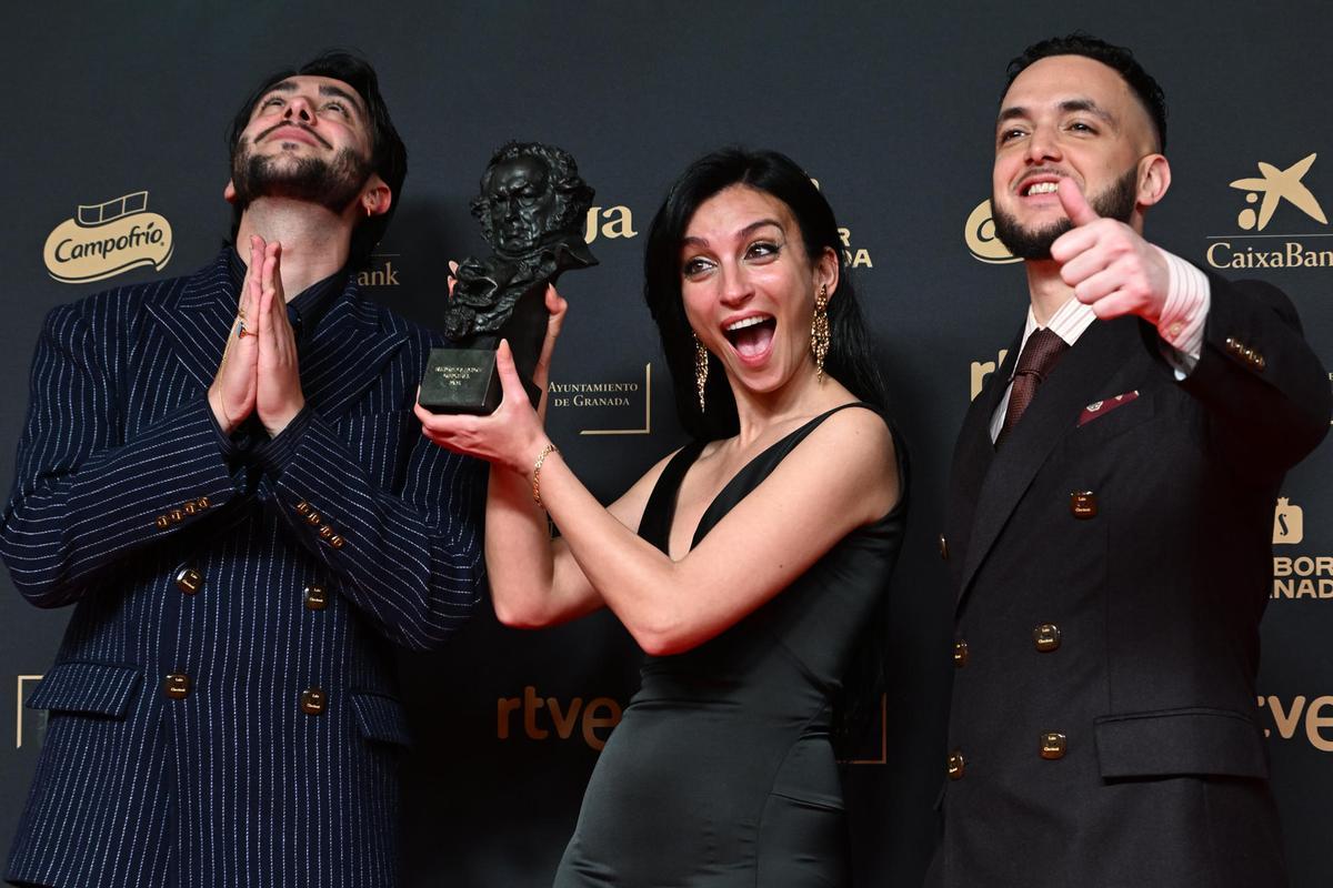 La cantante ´La Tania´, acompañada por el realizador C. Tangana (d) y el guitarrista Yerai Cortés, posa con el Goya a Mejor Canción Original por Los Almendros.jpg