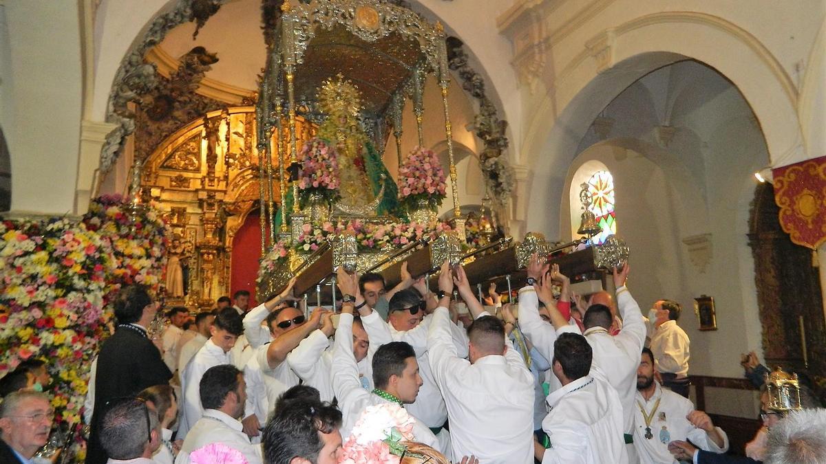 La Virgen de la Cabeza desciende de su altar.