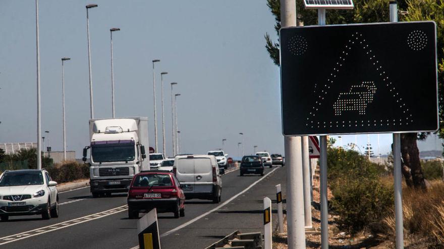 Imagen de las nuevas señalizaciones ubicadas para avisar de los posibles accidentes por alcance/Foto Tony Sevilla