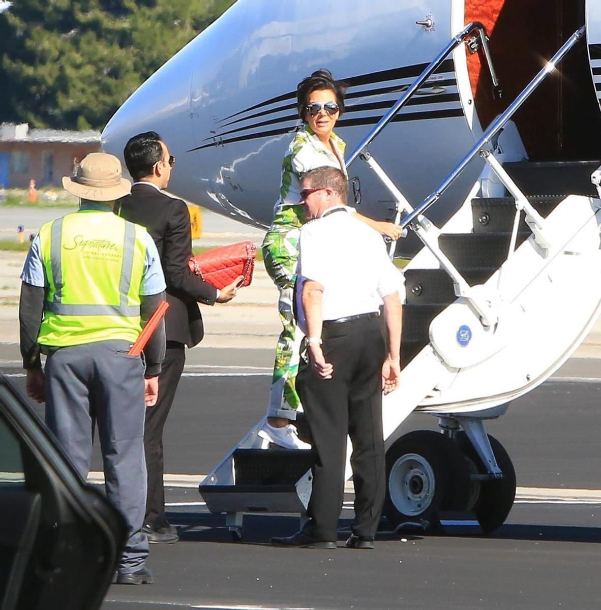 Viaje a Costa Rica: Kris Jenner embarcando