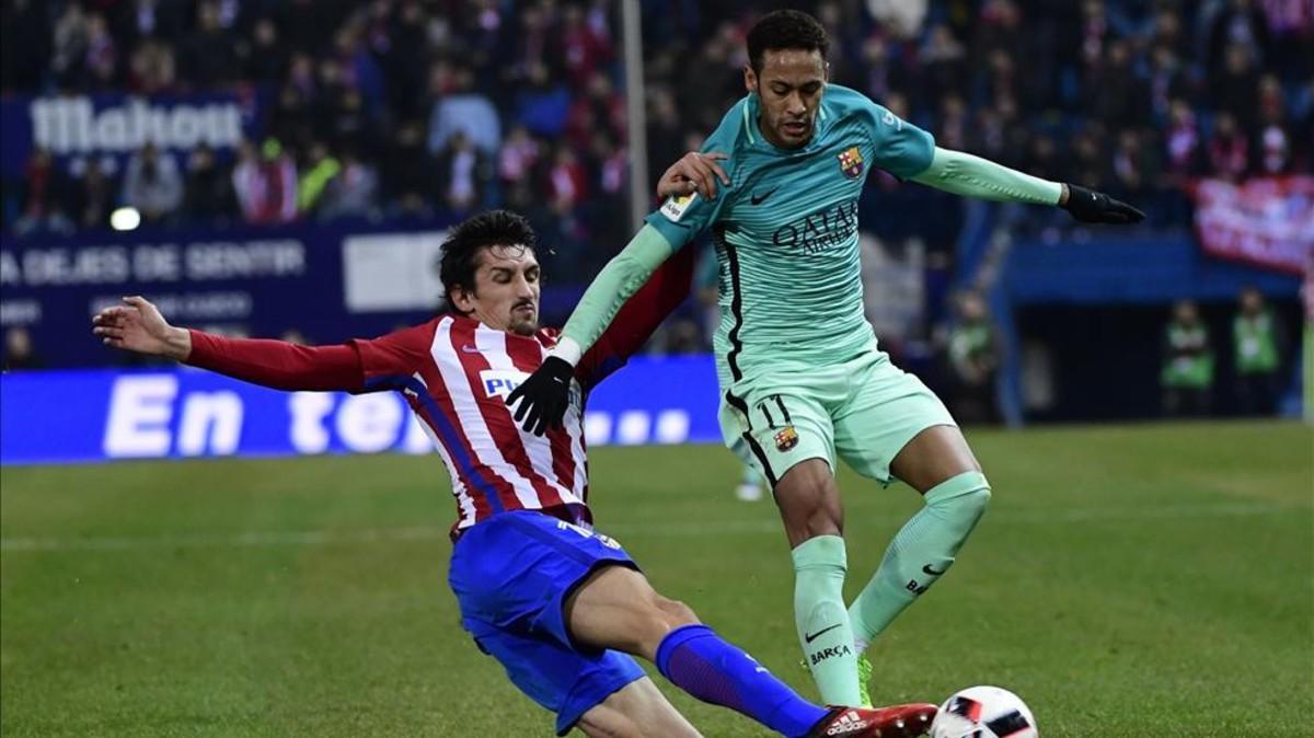 Neymar recibe una dura entrada de Savic