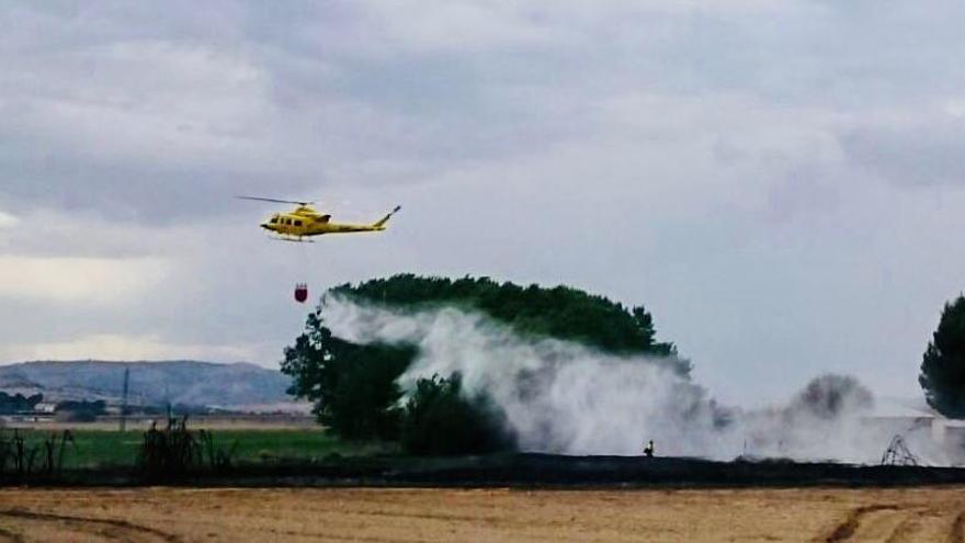 El helicóptero en las tareas de extinción del incendio que se ha producido esta tarde, en la zona rural de Villena próxima a la Acequia del Rey